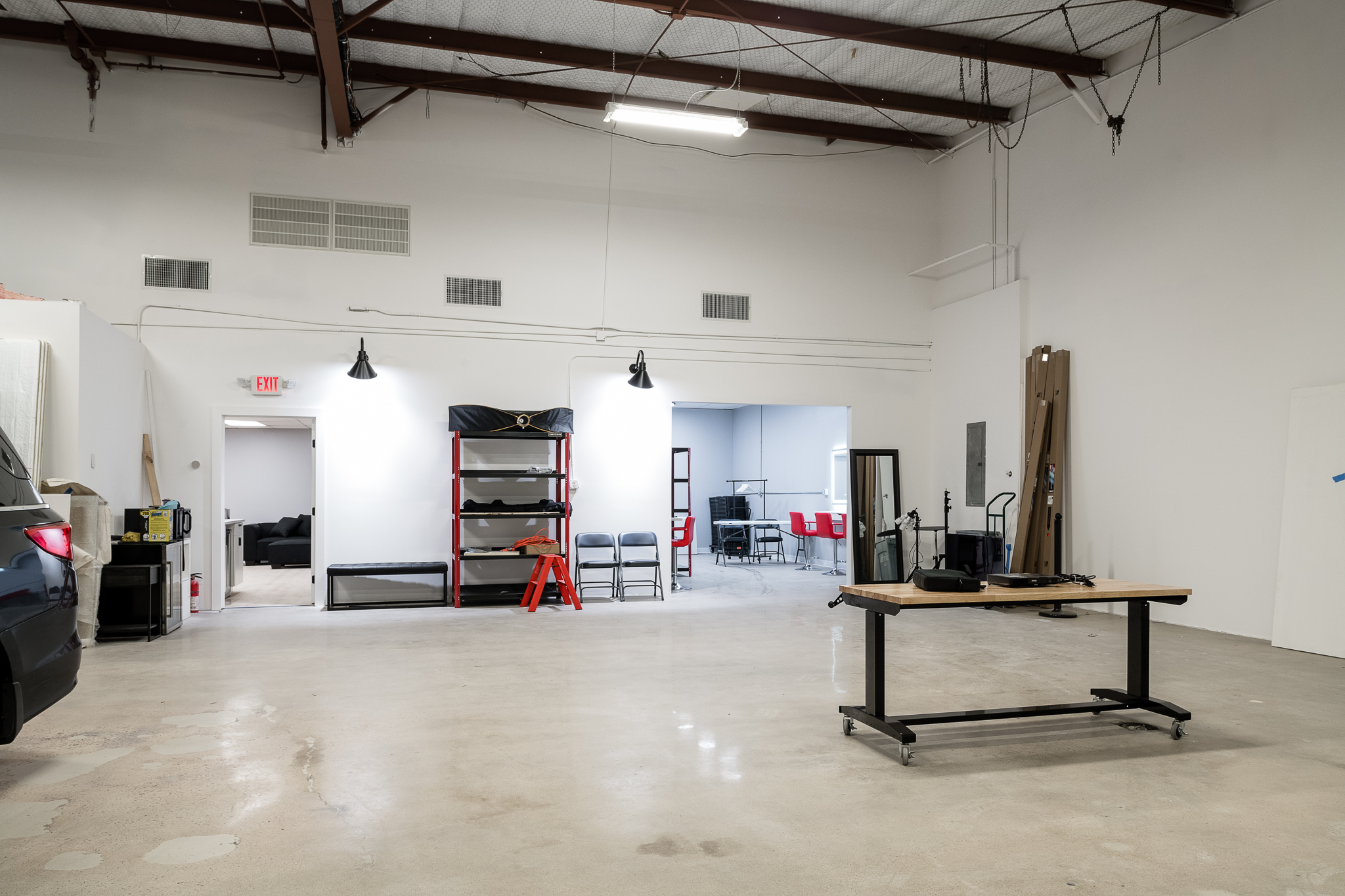 Rental Studio with high ceilings, garage access, and 2000 sq ft of space